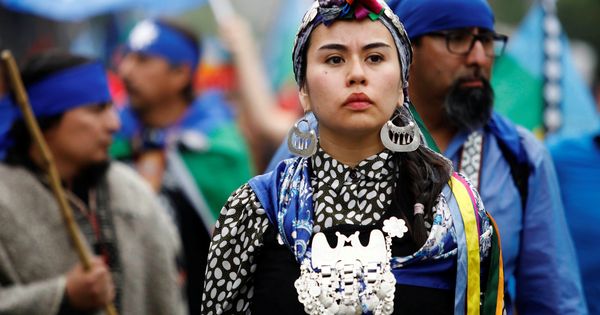 Foto: Una mujer mapuche se manifiesta en contra del "Día de Colón" en Santiago de Chile. (Reuters)