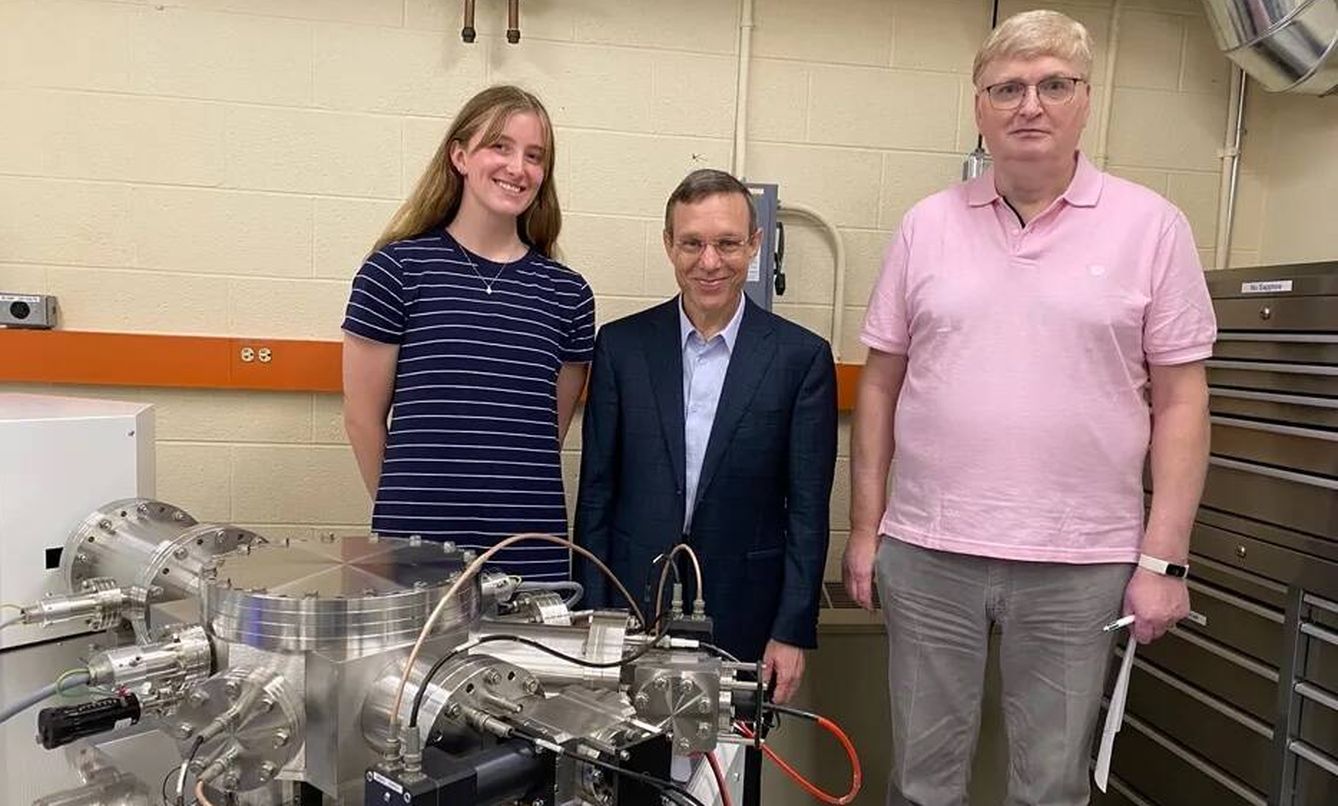 Desde la derecha: Stein Jacobsen, Avi Loeb y la becaria de verano de Loeb, Sophie Bergstrom, en el laboratorio de la Universidad de Harvard (31 de julio de 2023).