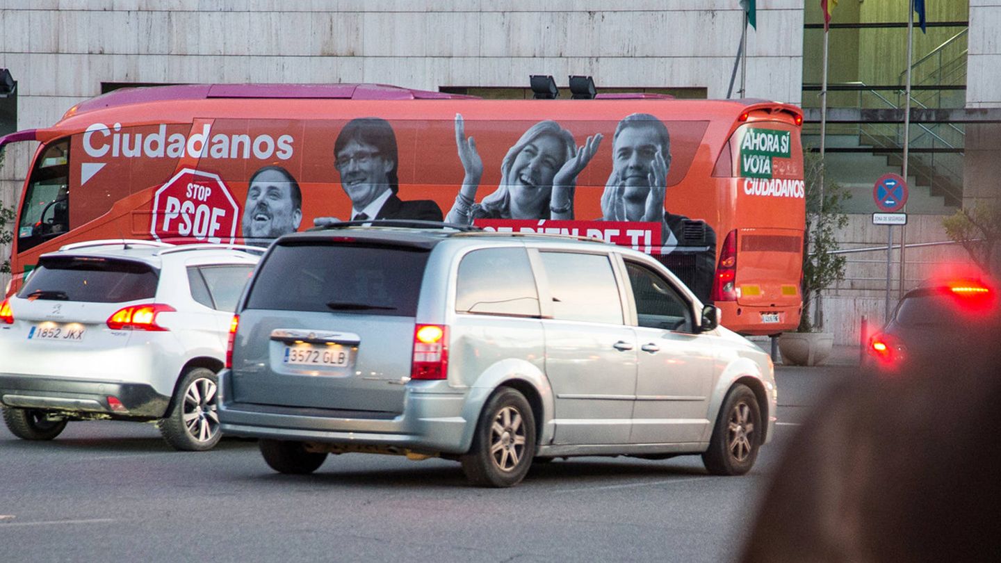 El autobús de campaña de Ciudadanos, tras Arrimadas. (Fernando Ruso)