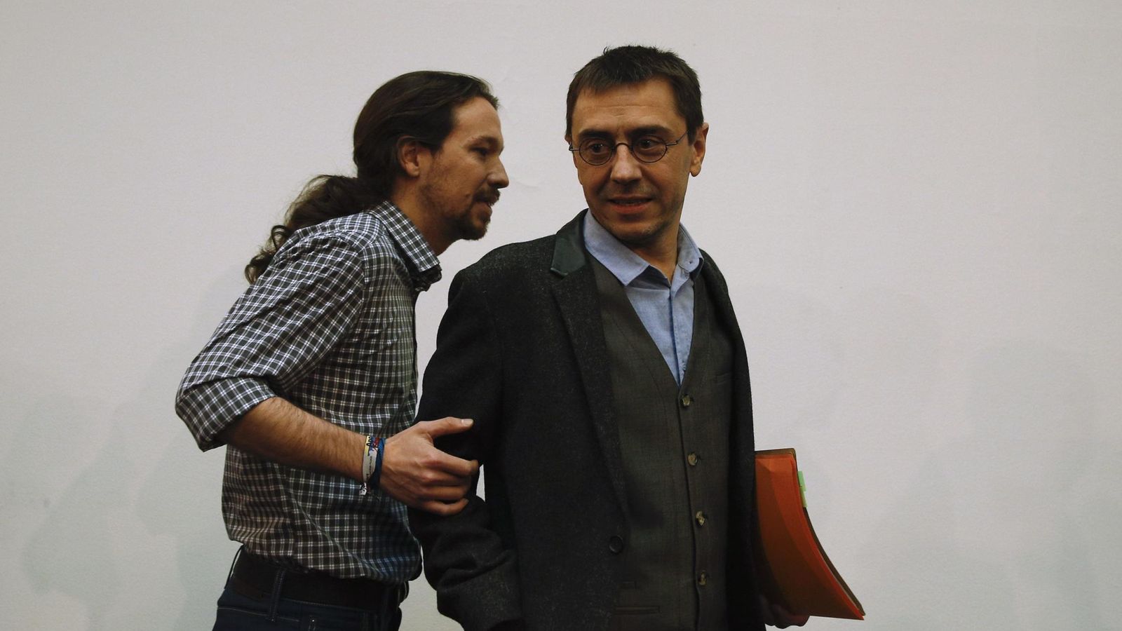 Foto: El secretario general de Podemos, Pablo Iglesias (izda), junto al cofundador de la formación Juan Carlos Monedero. (Reuters)