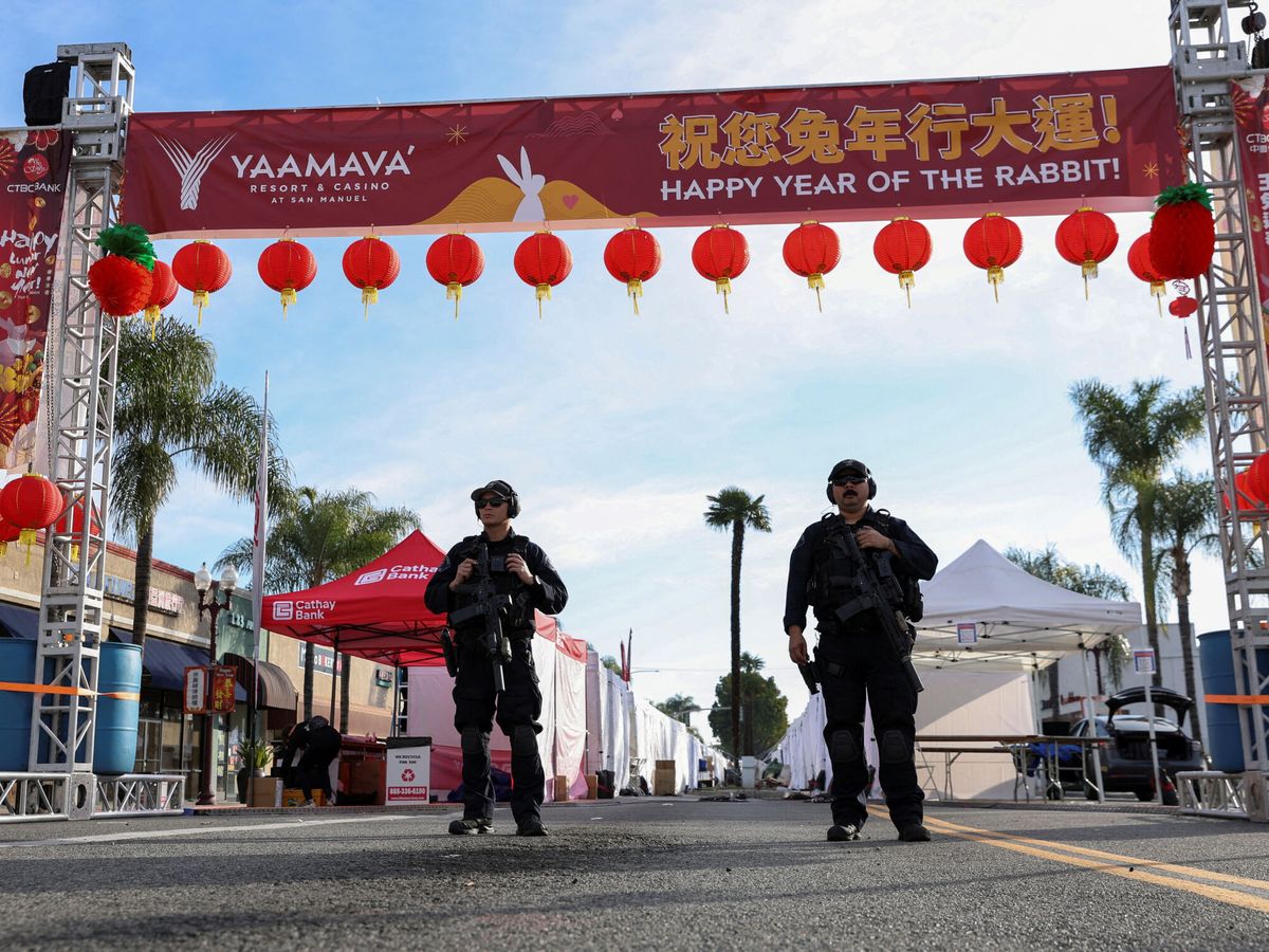 Foto: Agentes de policía vigilan el área donde se produjo el tiroteo en Monterey, California. (Reuters/Mike Blake)