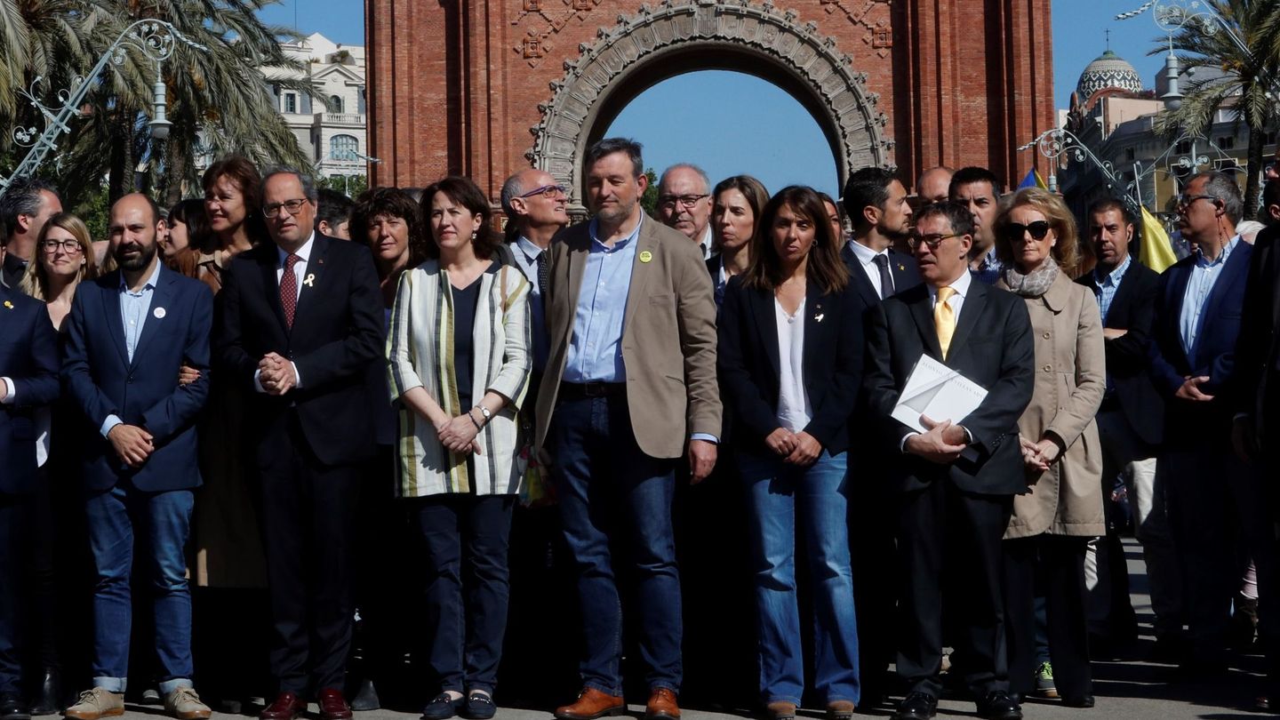 El presidente de la Generalitat, Quim Torra (3i), acompañado por una comitiva. (EFE)