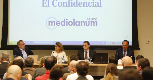 Foto: Mesa de debate El Confidencial y Banco Mediolanum en Forinvest. (Alberto Sáiz)