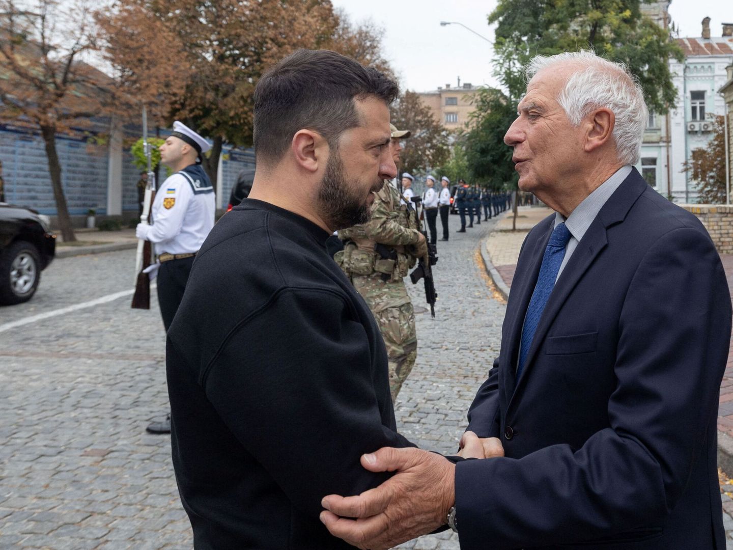 Borrell habla con Zelenski durante una visita a Kiev. (Reuters)