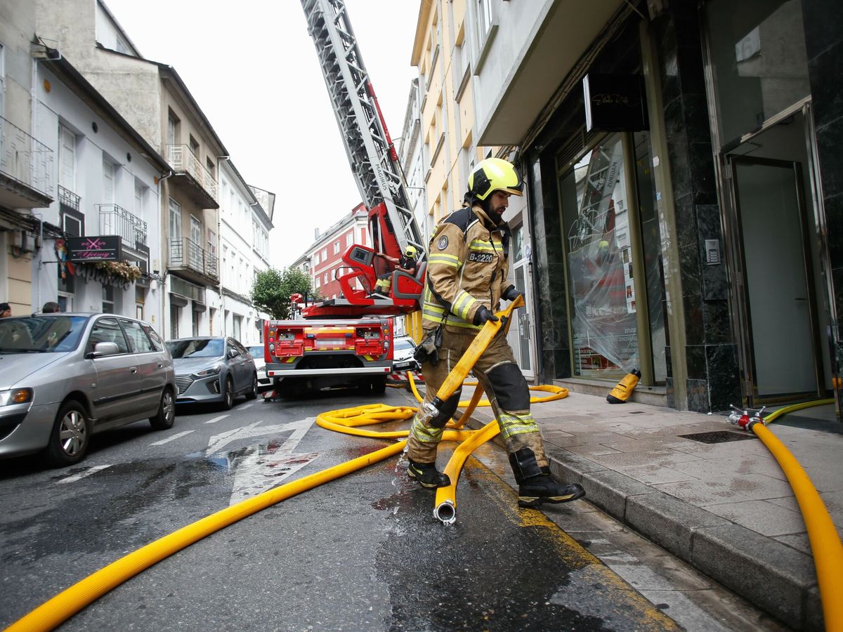 Foto: Bomberos trabajan en la extinción de un incendio en imagen de archivo. (Europa Press/Carlos Castro)