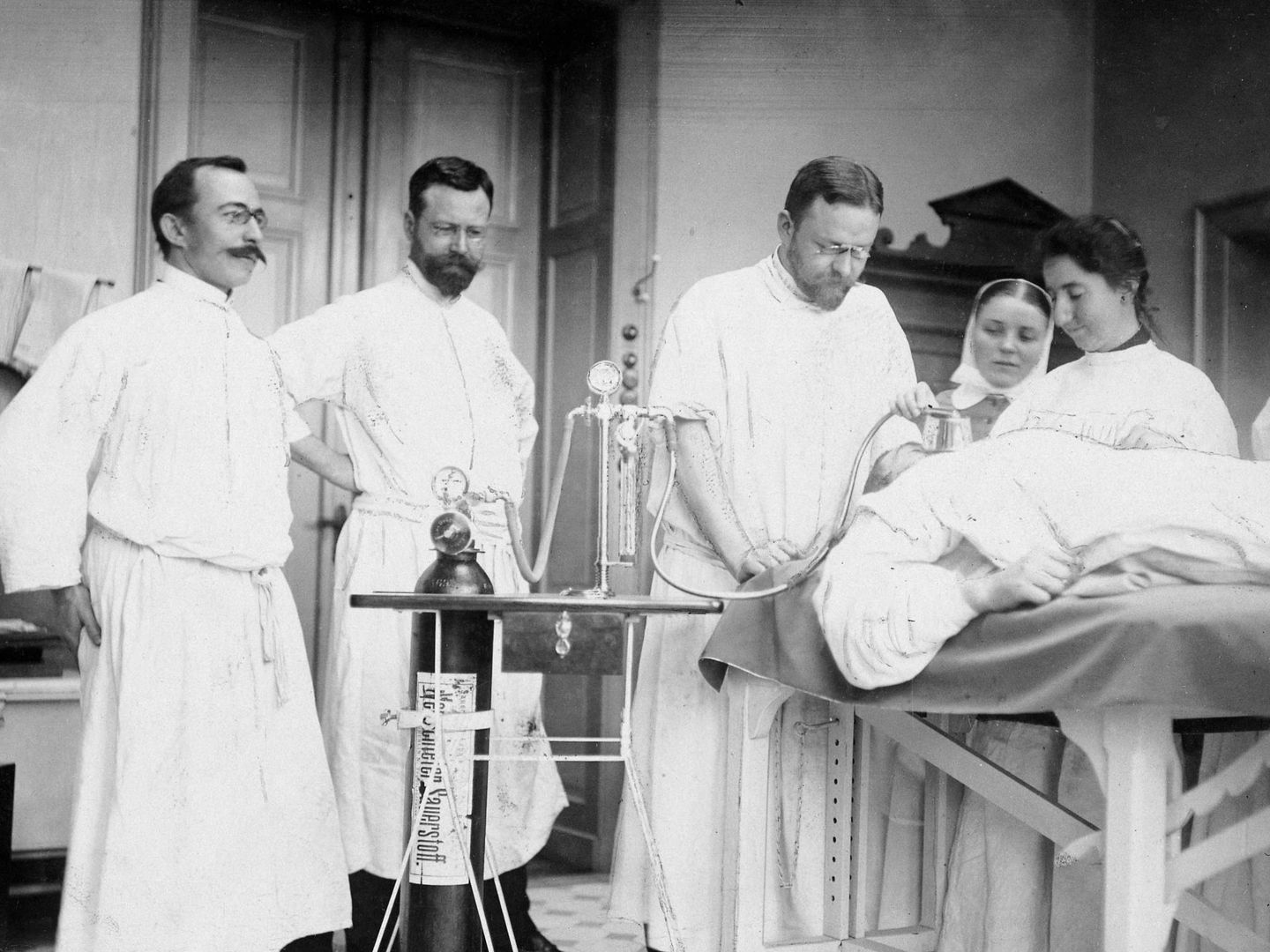 Roth Dräger, primer aparato de anestesia, en plena operación