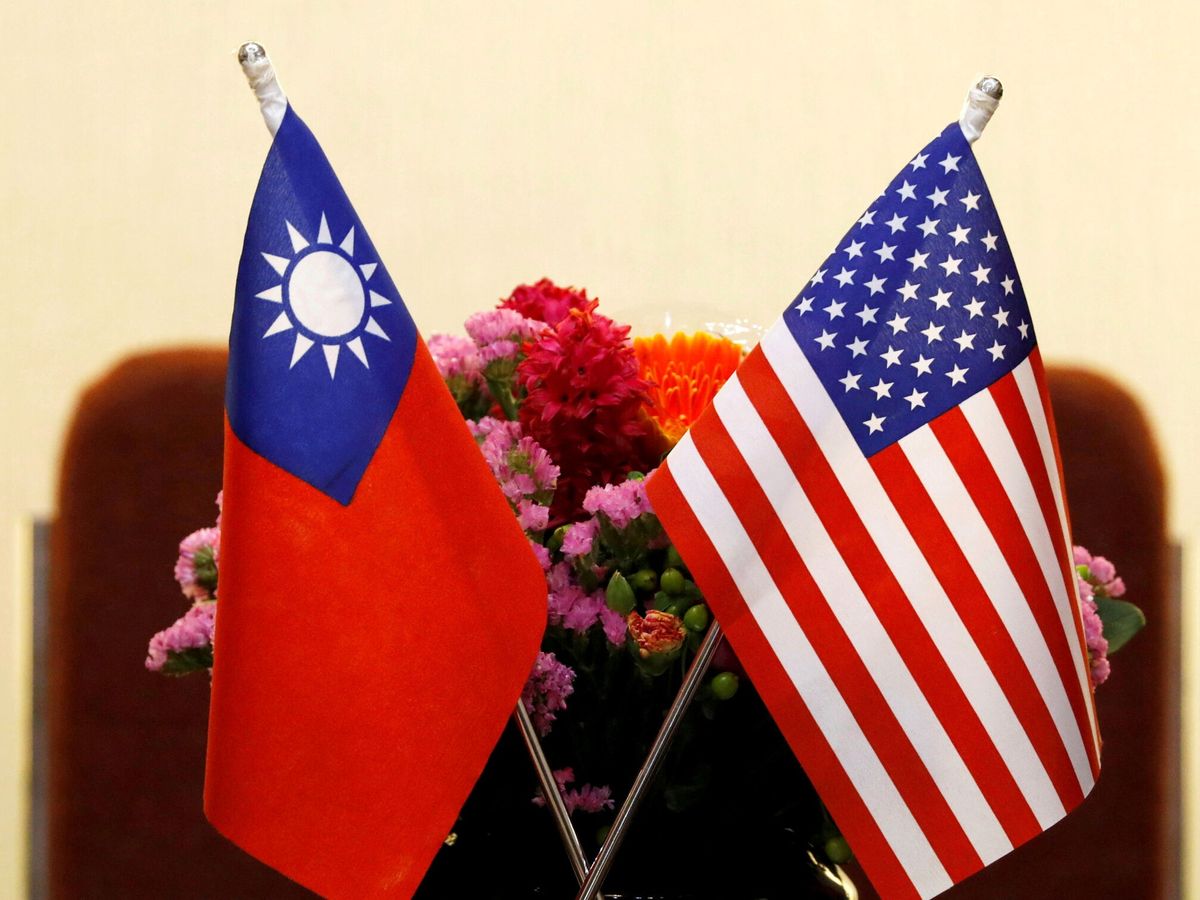Foto: Banderas de Taiwán y EEUU. (Reuters/Tyrone Siu)