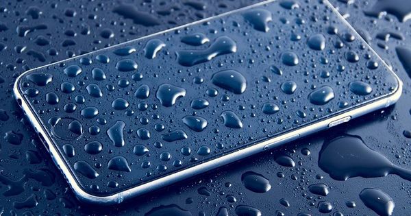 Foto: Si tu móvil es impermeable, no dudes usar agua en su limpieza. Foto: Pixabay.