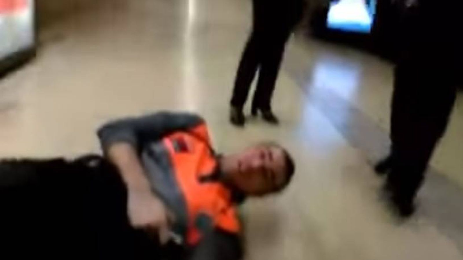 Foto: El agente agredido, tumbado en el suelo