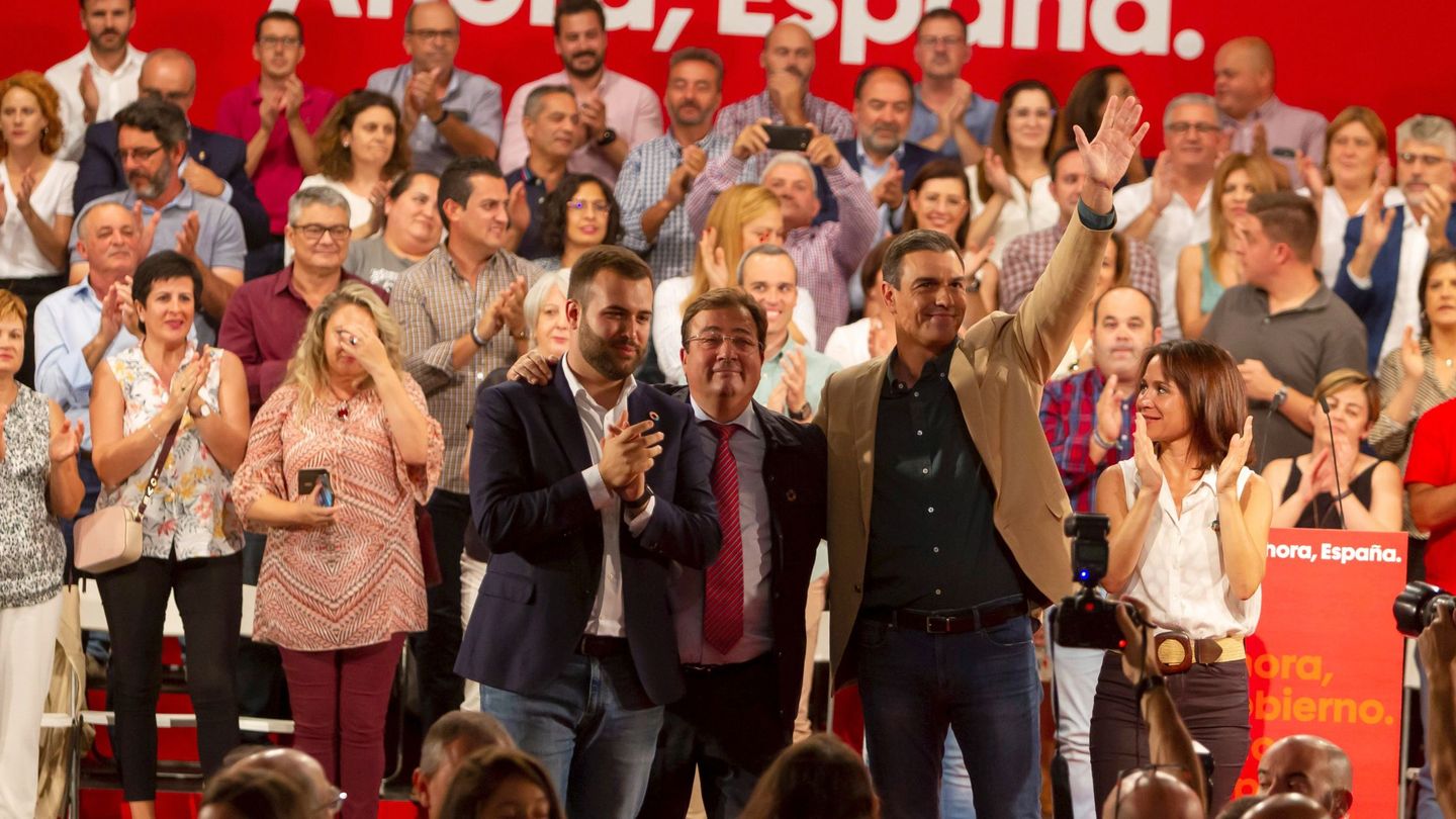 Pedro Sánchez, con el presidente de Extremadura, Guillermo Fernández Vara, y el alcalde de Cáceres, Luis Salaya, el pasado 4 de octubre en la ciudad extremeña. (EFE)