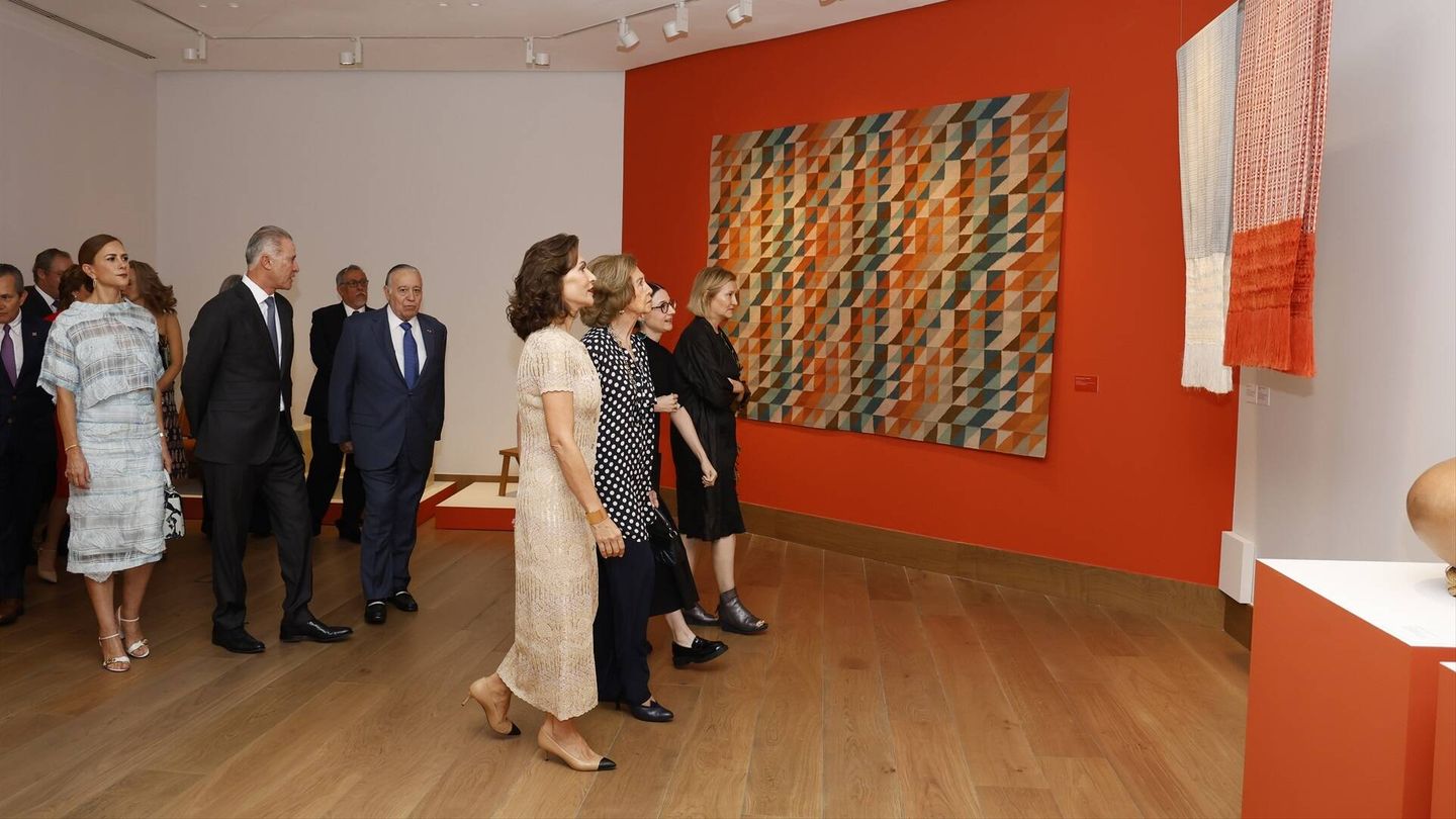 La reina Sofía, junto a Ximena Caraza, en la Casa de México. (Europa Press)