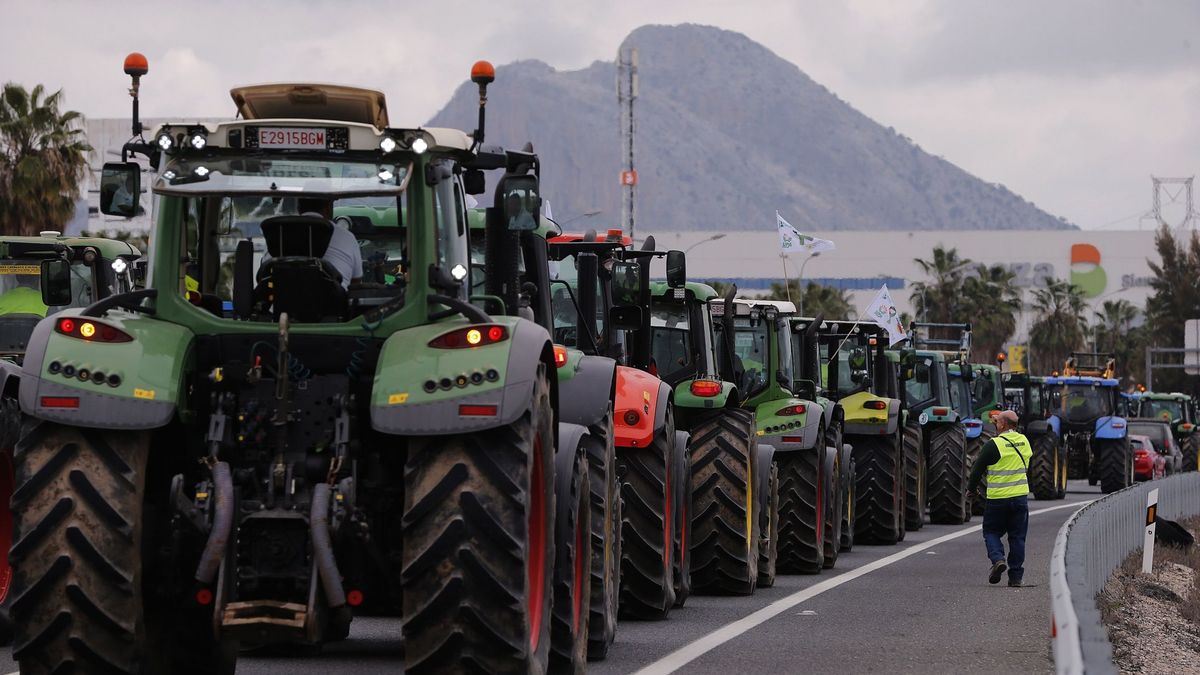 Mil tractores cortan la A-92 y la A-45 contra los bajos precios del campo en Antequera