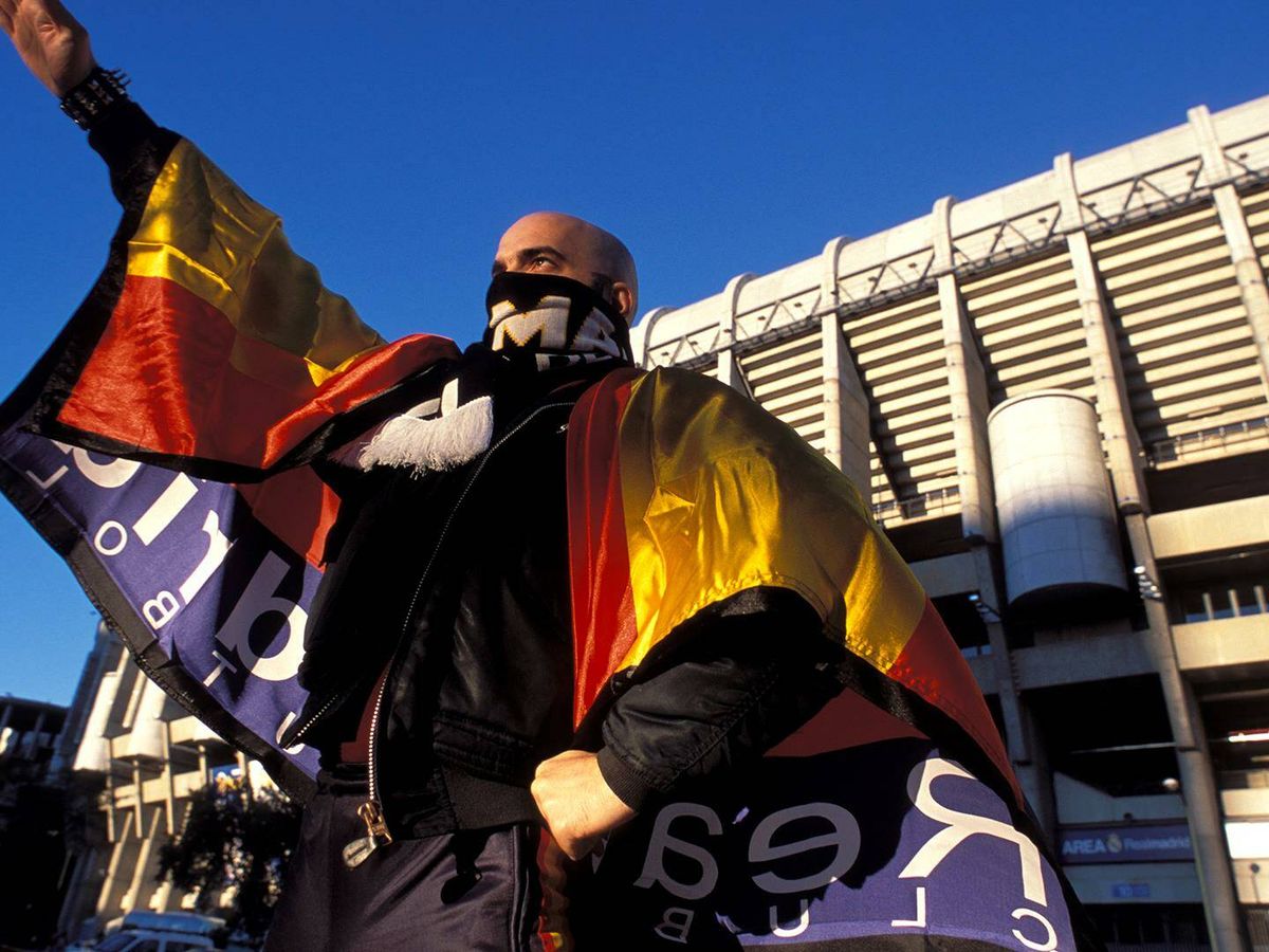 Foto: Un ultra hace el saludo fascista frente al estadio Santiago Bernabéu. (Ultras Sur)