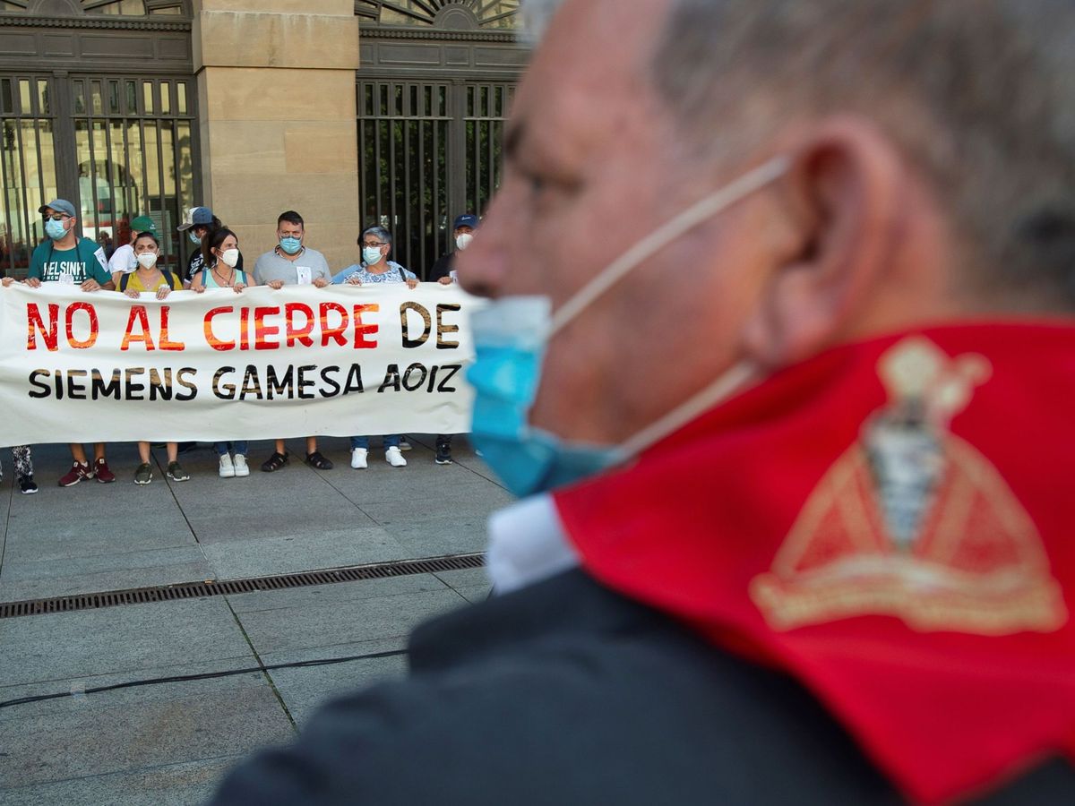 Foto: Manifestación contra el cierre de la planta de Aoiz, el pasado sábado en Pamplona. (EFE)