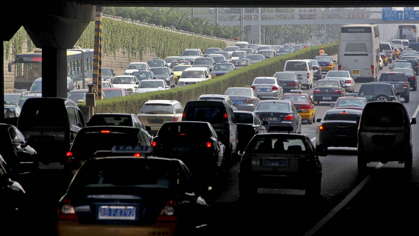 Los coches atascan la segunda carretera de circunvalación de Beijing, 24 de agosto de 2010. (EFE/Diego Azubel)