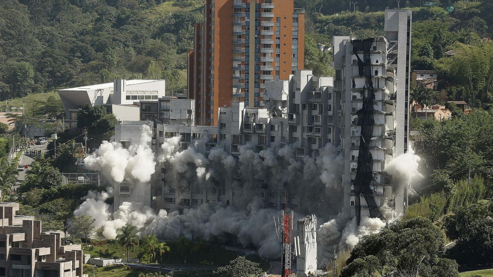 Foto: Espectacular demolición controlada de cuatro torres residenciales. (EFE)