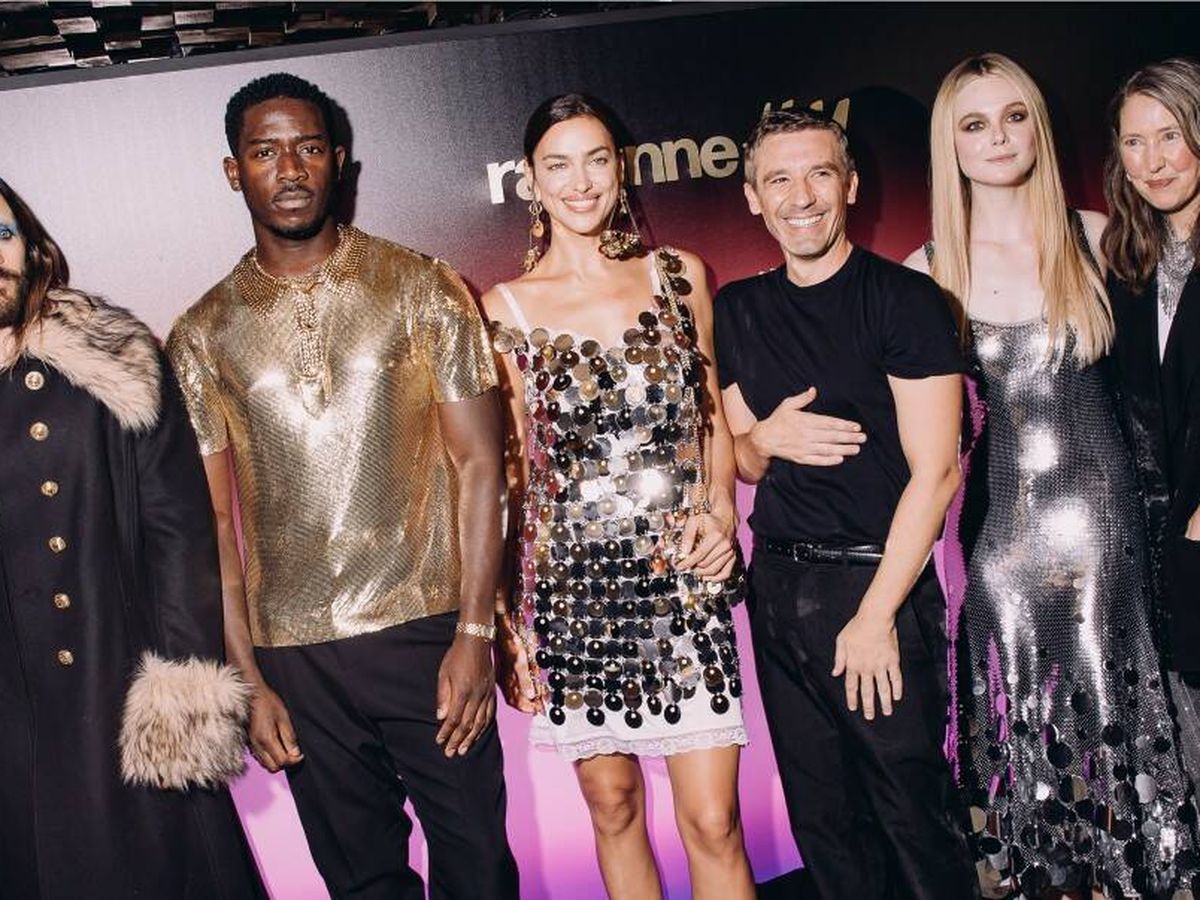 Foto: Irina Shayk junto a Julien Dossena y otros invitados a la fiesta. (H&M)