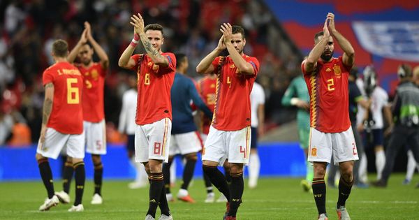 Foto: Los jugadores españoles aplauden tras el partido. (Reuters)
