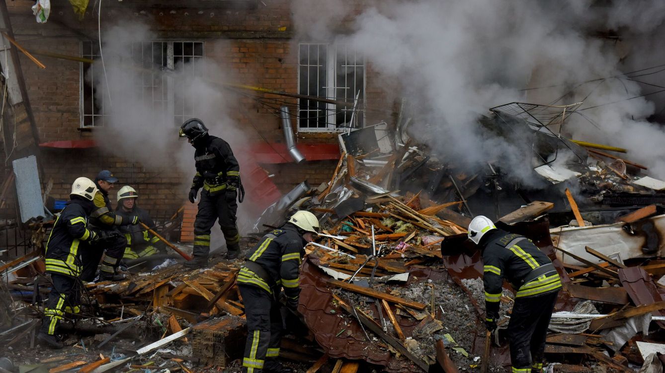 Foto: Los bomberos trabajan en el lugar de un bloque de apartamentos destruido por un bombardeo en Vyshhorod, cerca de Kiev. (EFE/EPA/Oleg Petrasyuk) 