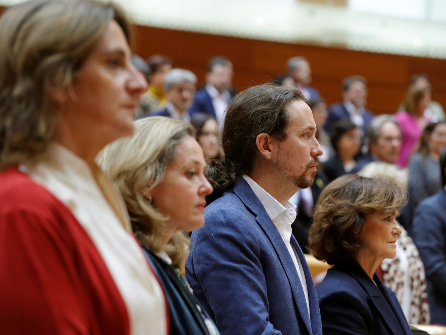 Los vicepresidentes del Gobierno Carmen Calvo (d), Pablo Iglesias (2d), Nadia Calviño (2i) y Teresa Ribera (i) durante el minuto de silencio en memoria de las víctimas de violencia de género, el pasado 3 de marzo en el Senado. (EFE)