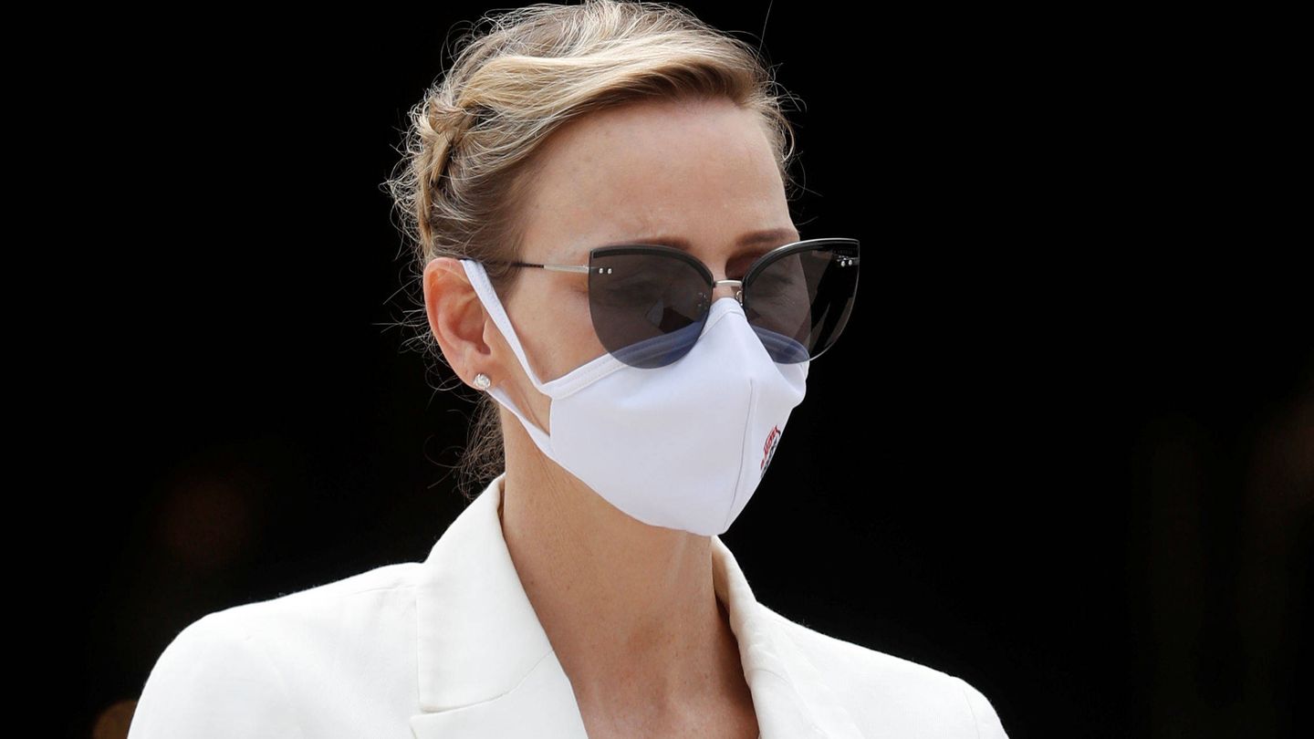 Charlene de Mónaco, con mascarilla y recogido trenzado. (Reuters)