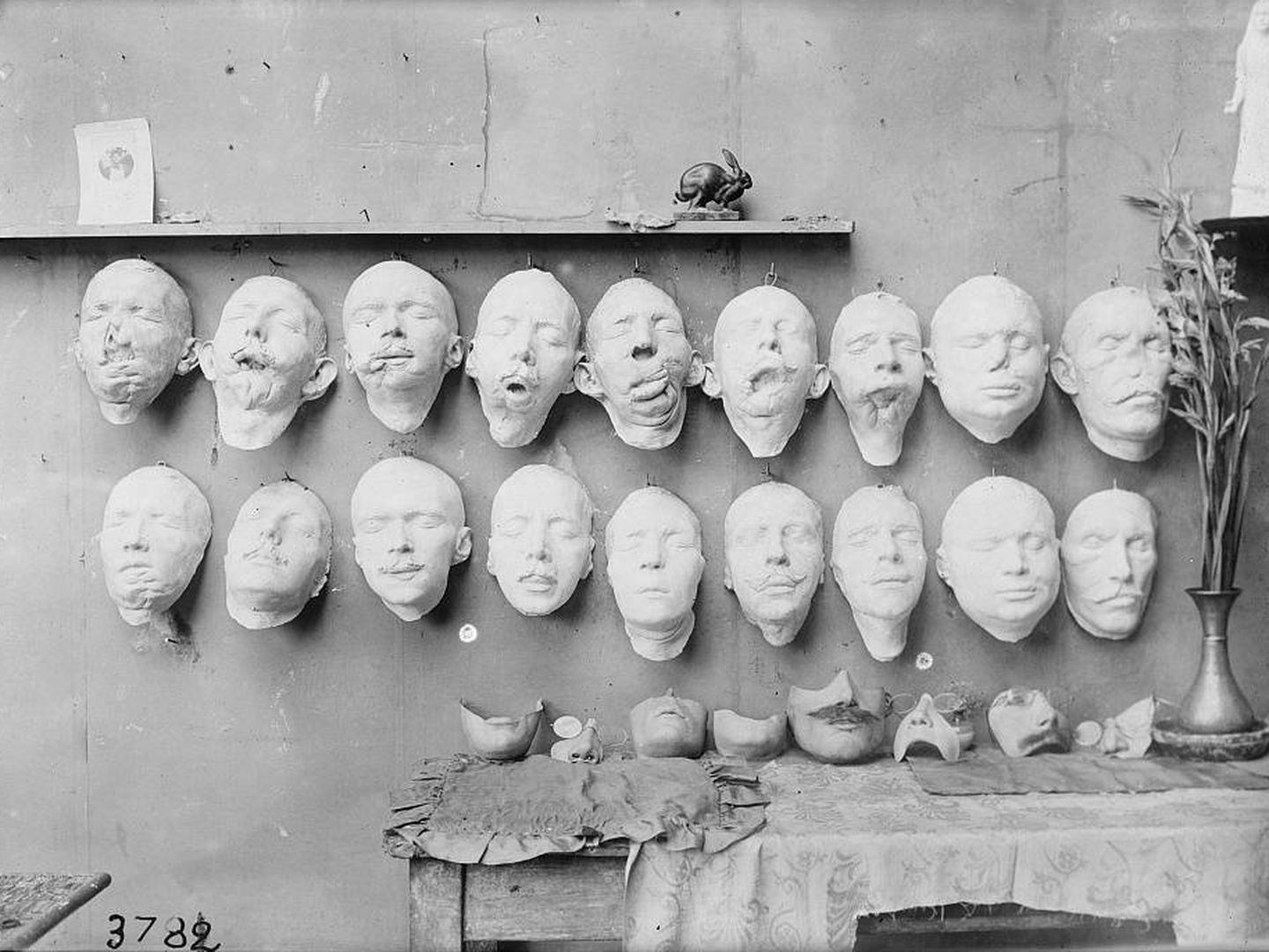 Los moldes muestran el proceso de trabajo de Ladd; sobre la mesa, están las máscaras terminadas (Library of Congress)