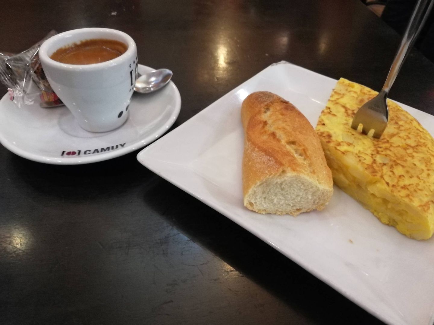Un pincho de tortilla y un café, la medida de la microeconomía. (Foto: Héctor G. Barnés)