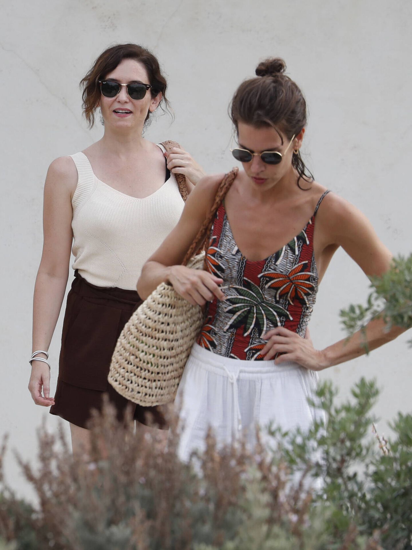 Isabel Díaz Ayuso con una de sus amigas en Ibiza. (Gtres)