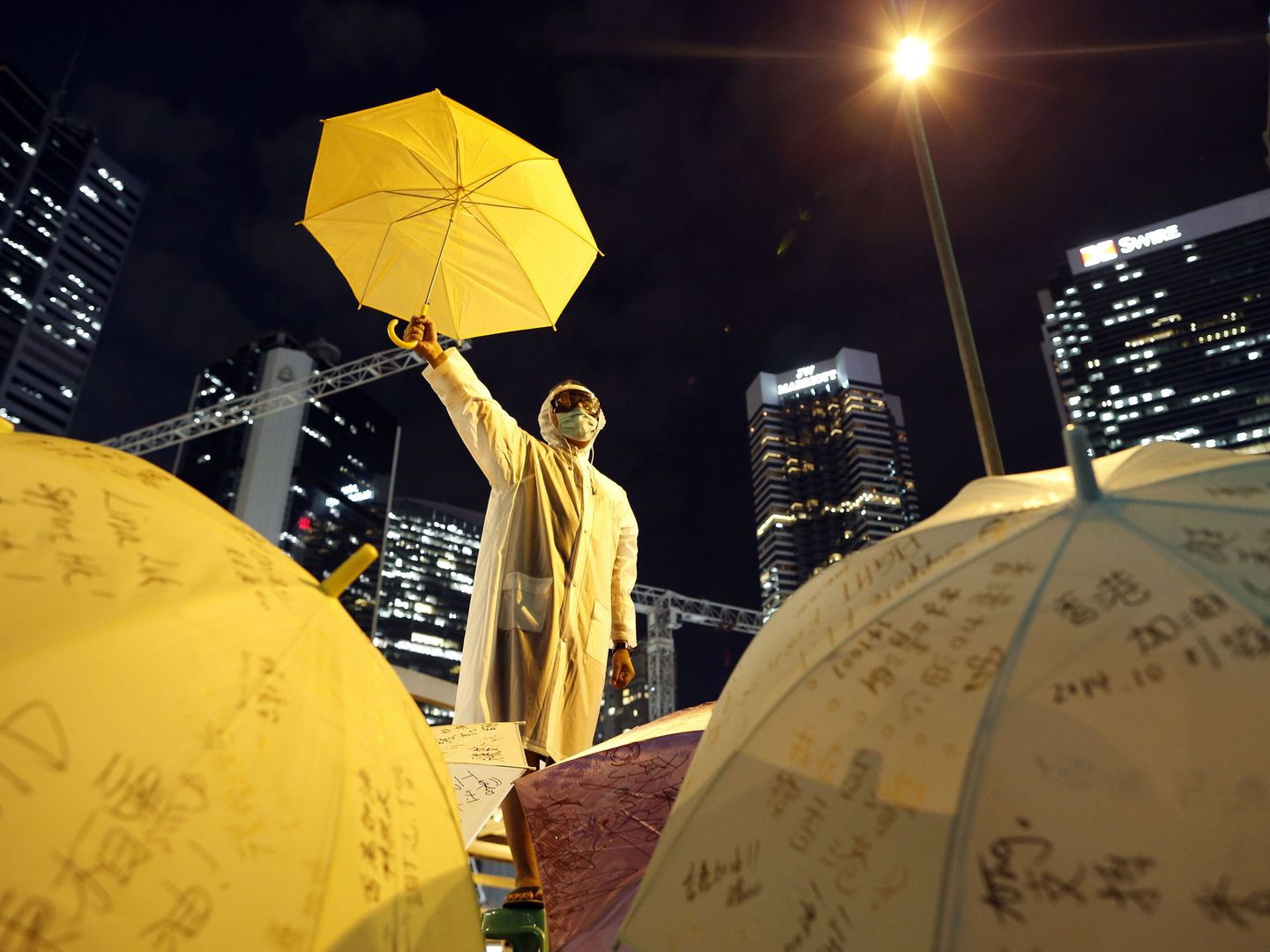 Manifestantes en Hong Kong con paraguas amarillos. (Reuters)