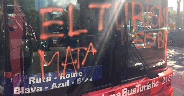 Foto: Ataque a un bus turístico barcelonés que Arran reivindicó en 2017. 