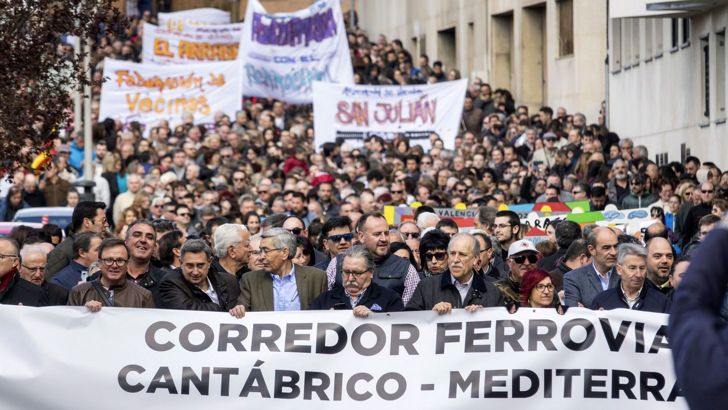 Manifestación en Teruel a favor del Corredor Cantábrico el pasado mes de abril. (EFE)