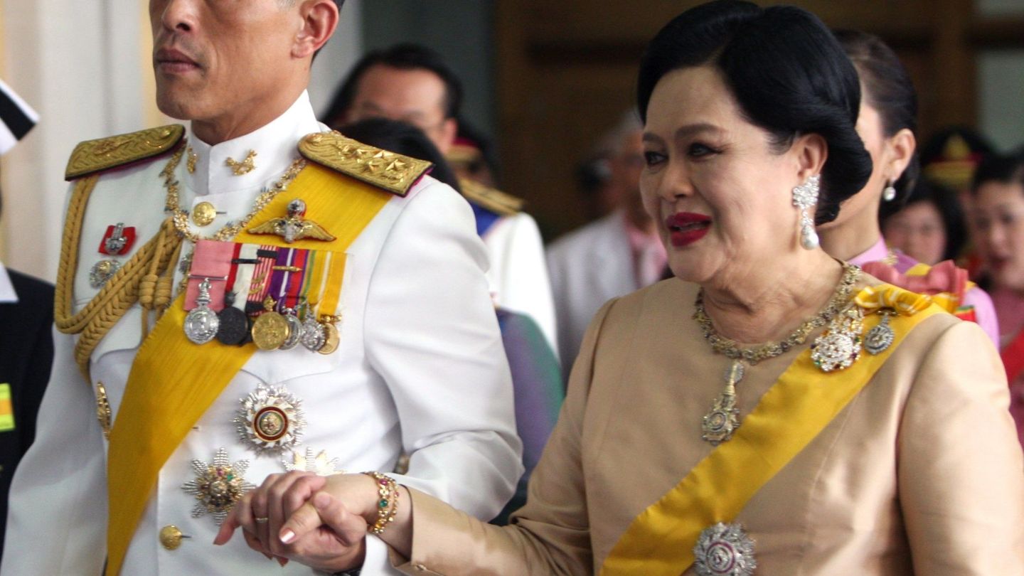 La reina madre, Sirikit, con su hijo Rama X. (EFE)