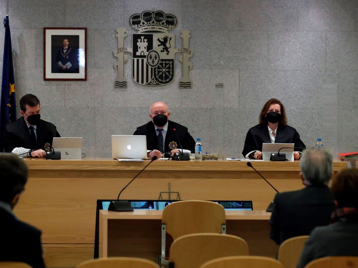Foto: Los magistrados Fernando Andreu (i), Antonio Romeral (c) y María Fernanda García (d) durante la primera sesión del juicio el lunes pasado. (EFE)