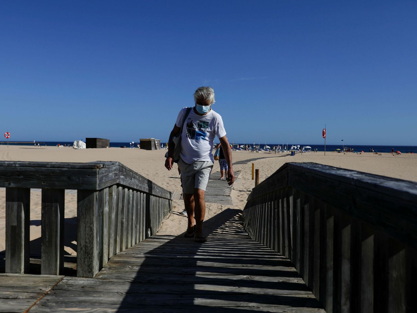 Un hombre en la playa de Portimao (Reuters)