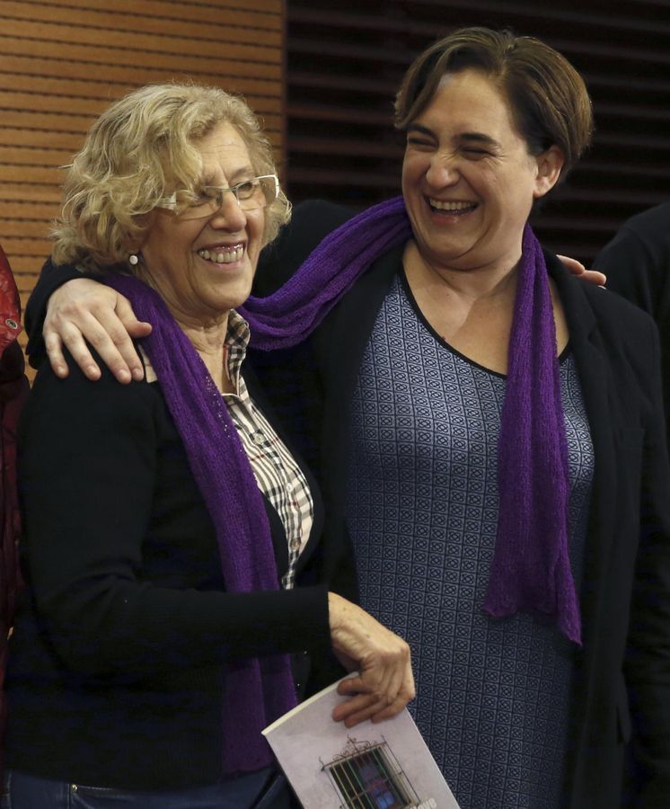Foto:  La alcaldesa de Madrid, Manuela Carmena (i) junto a Ada Colau, alcaldesa de Barcelona. (EFE)