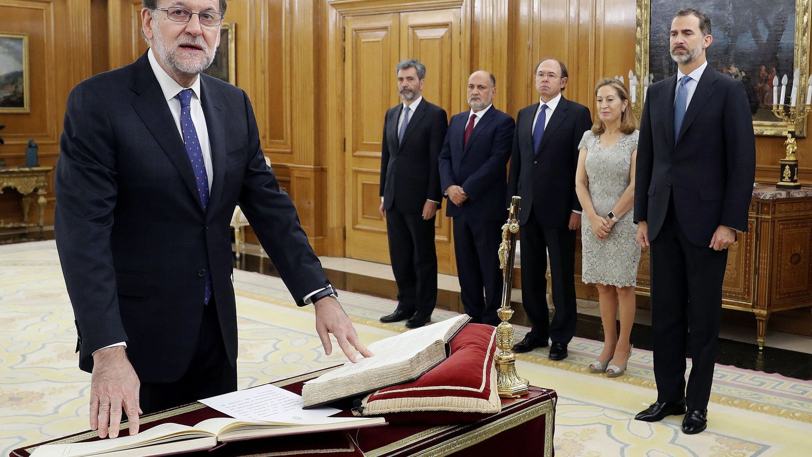 Foto: El reelegido presidente del Gobierno, Mariano Rajoy (i), jura el cargo ante el Rey. (Reuters)