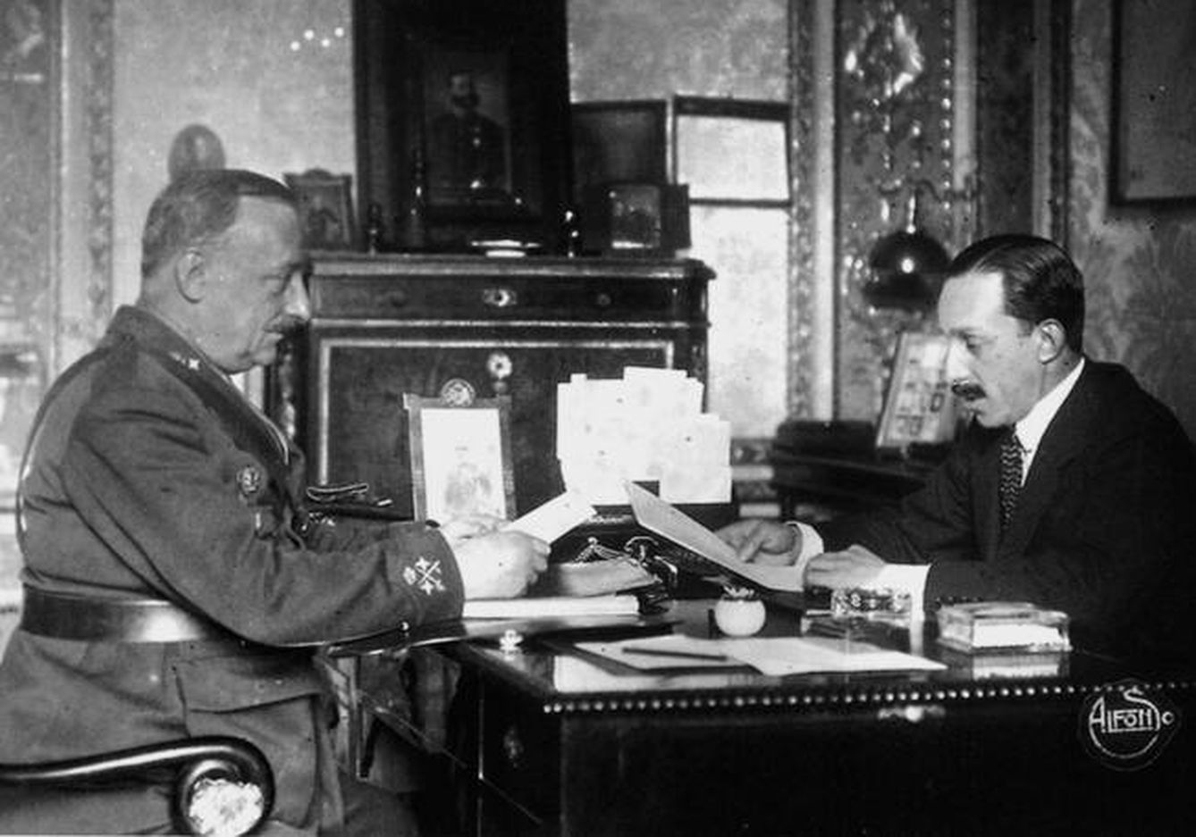El dictador Primo de Rivera despacha con el rey Alfonso XIII.