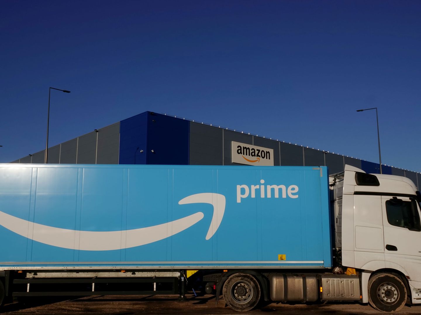 Un camión de transporte de Amazon. (Reuters)