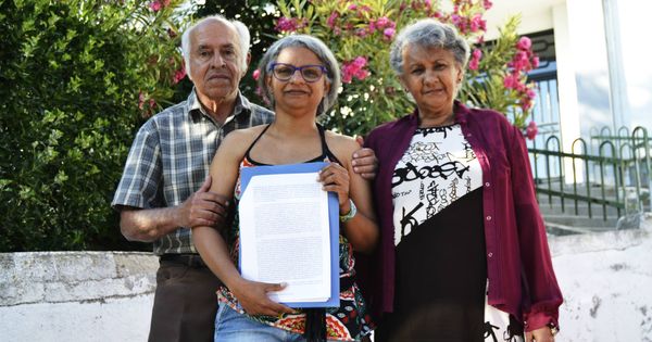 Foto: Leticia, junto a sus padres, Marino y Estela, con la sentencia del TSJM que les da la razón y contradice la del Supremo. (M. Z.)