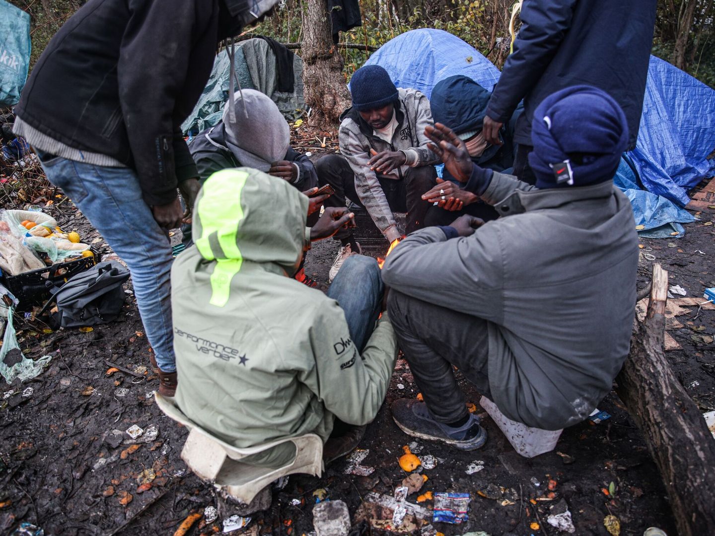 Inmigrantes sudaneses en noviembre de 2021 en la localidad francesa de Calais, a la espera de poder cruzar el Canal de la Mancha y llegar a Gran Bretaña. 