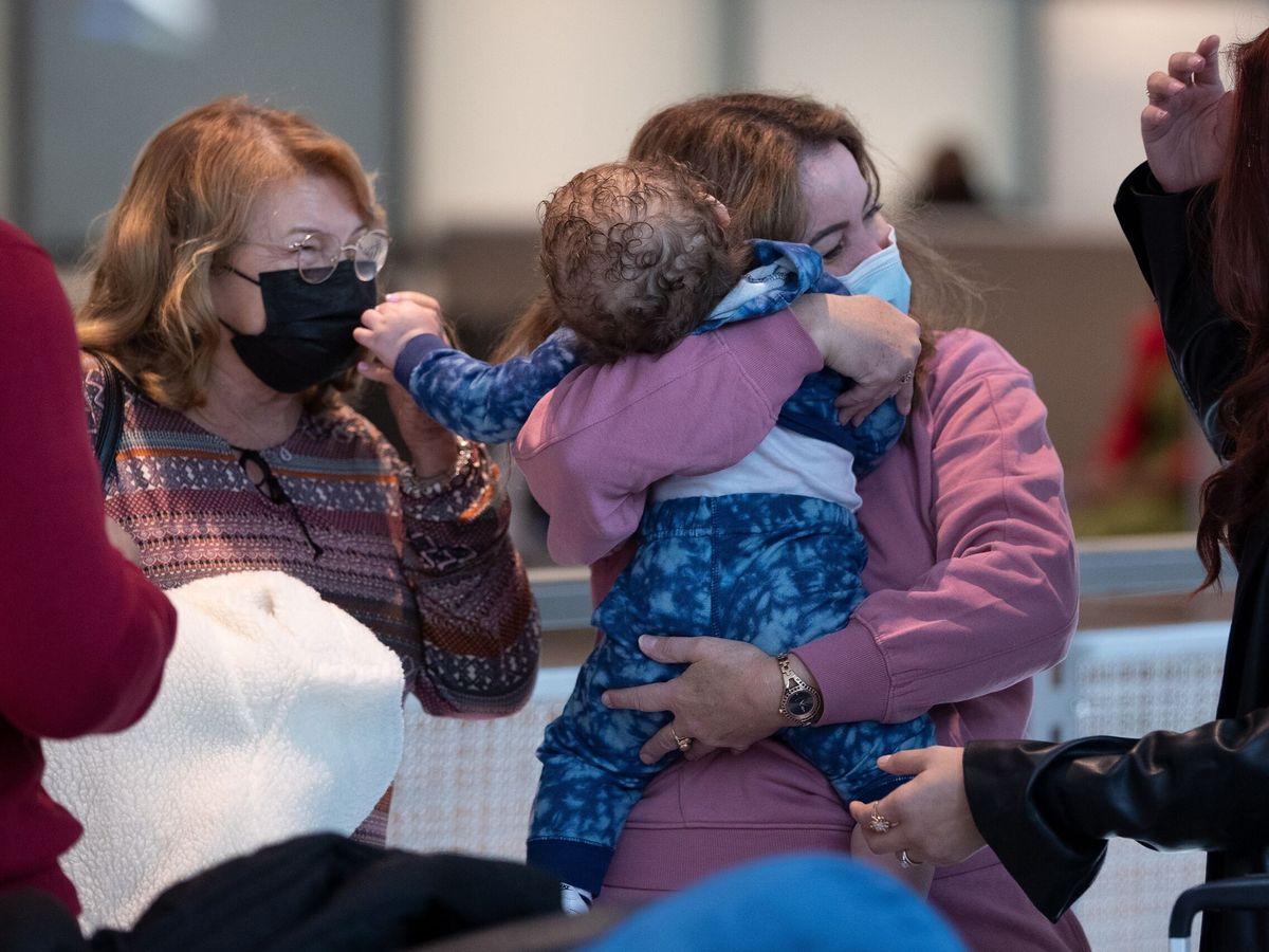 Foto: Viajeros internacionales, en el aeropuerto de Boston tras la reapertura de EEUU. (EFE/EPA/CJ Gunther)