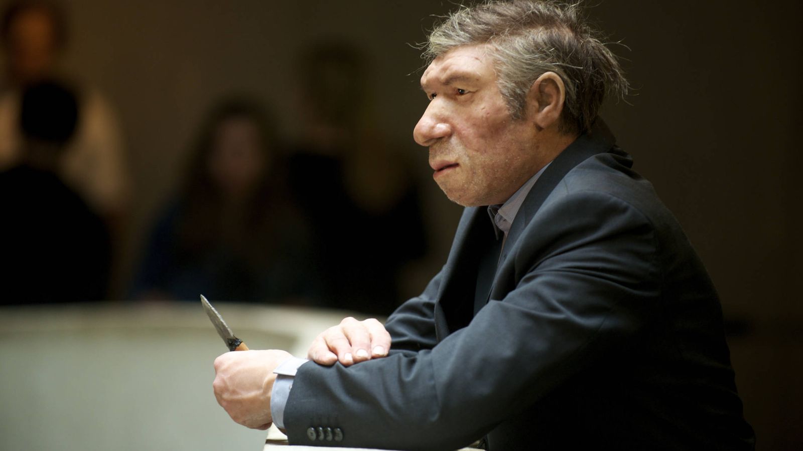 Foto: Reconstrucción de un neandertal con traje. (Neandertal Museum)