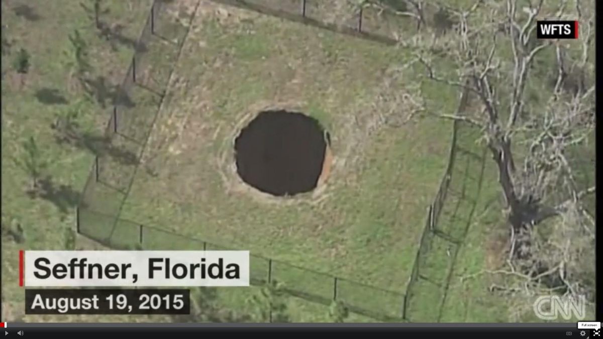 Vuelve a abrirse el agujero en la tierra que se tragó a un hombre en Florida