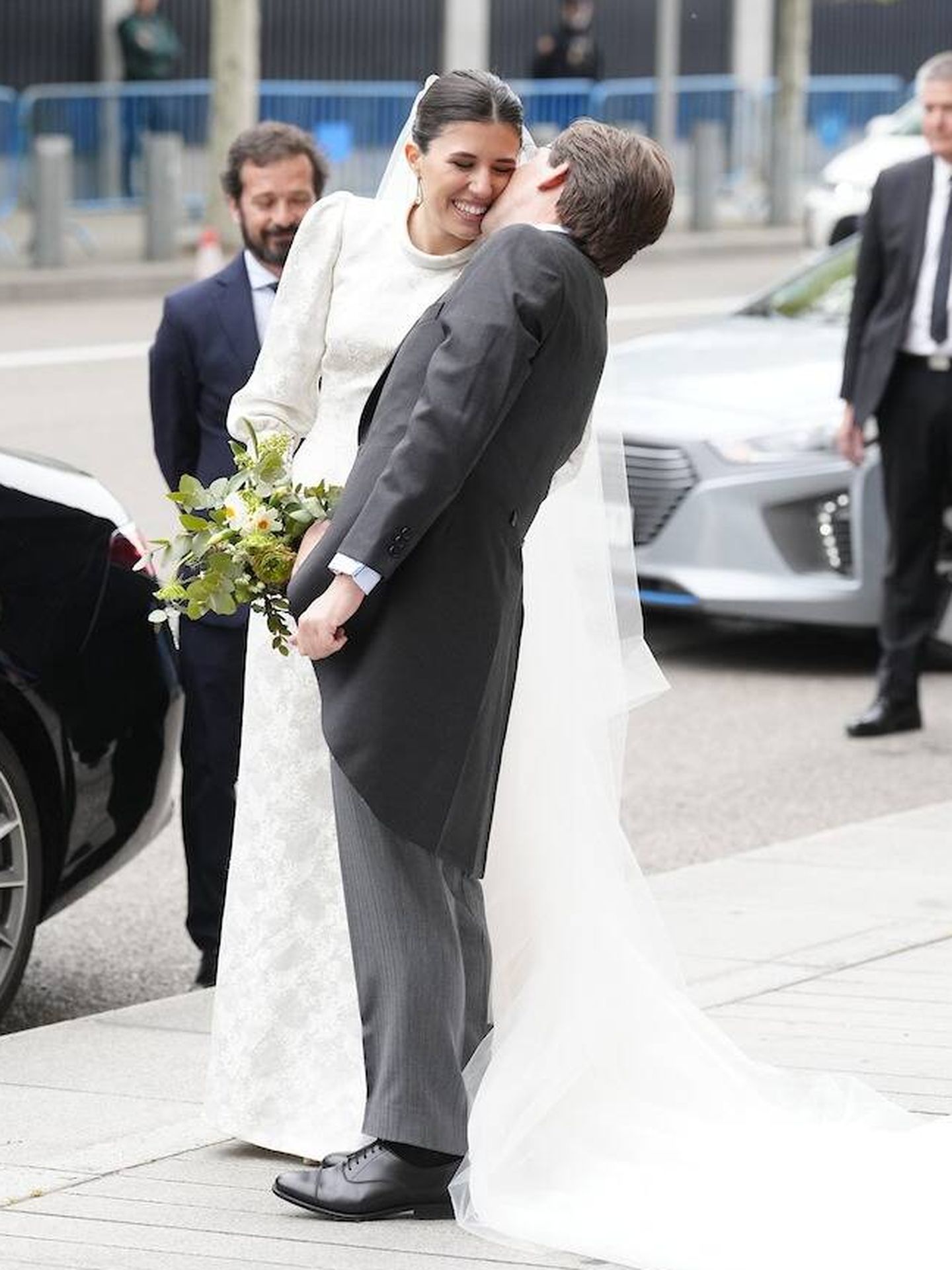 El tierno beso en la mejilla, tras la boda entre Martínez-Almeida y Teresa Urquijo. (LP)