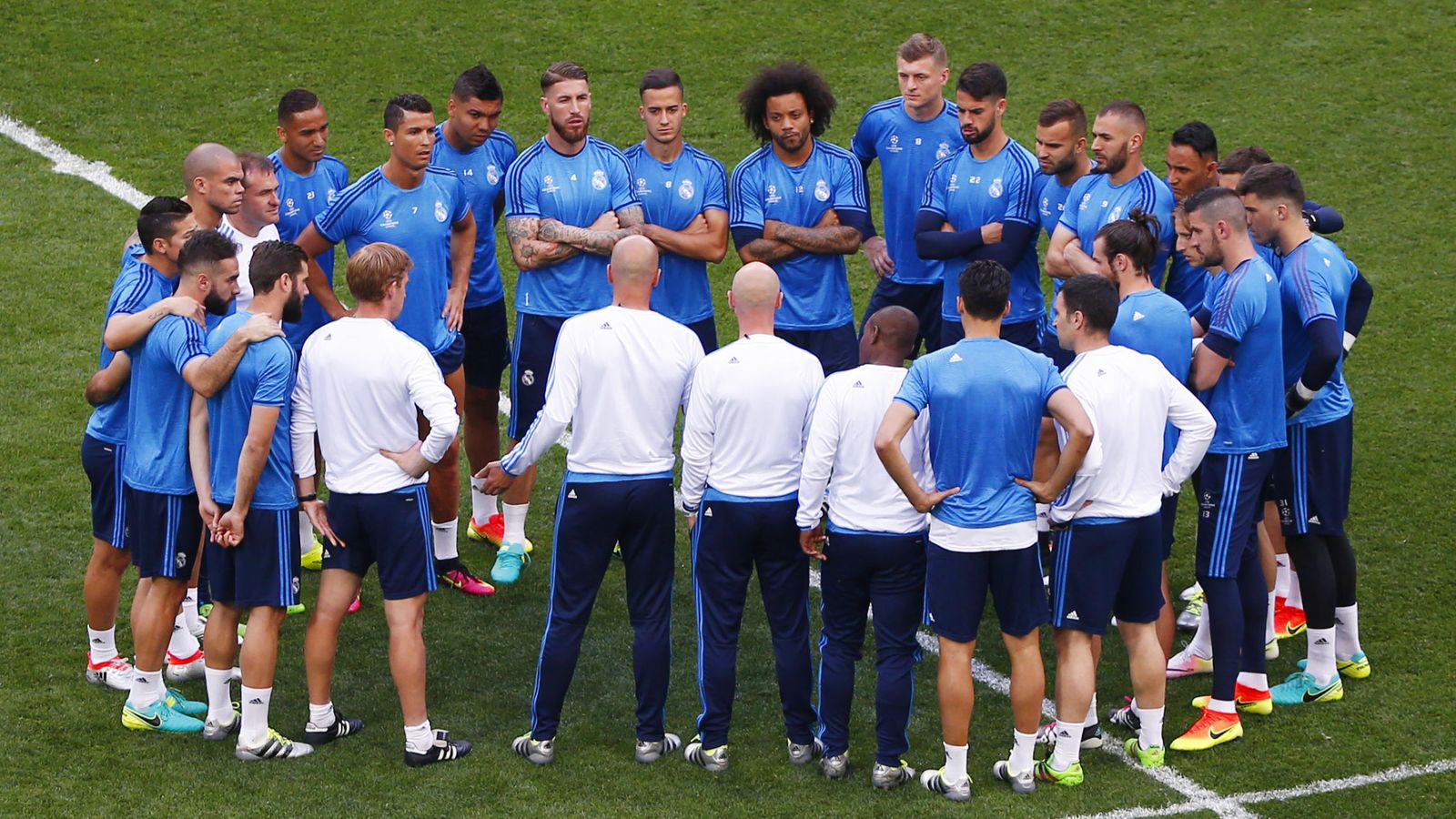 Foto: Zidane empezó su entrenamiento con una charla a los jugadores (Reuters/Tony Gentile).
