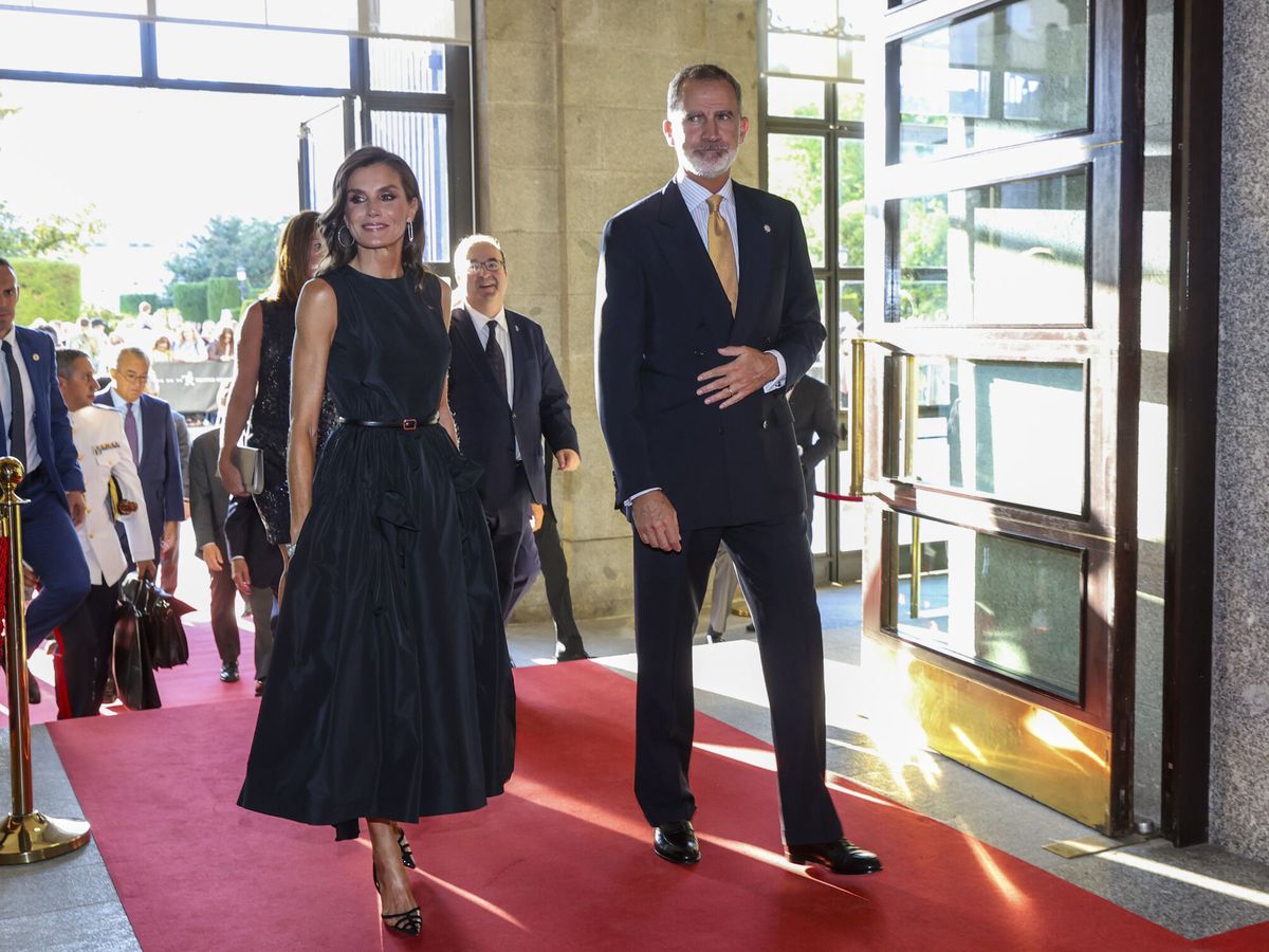Foto:  Los reyes Felipe VI y Letizia presiden el arranque de temporada del Teatro Real de Madrid. (EFE/Kiko Huesca)