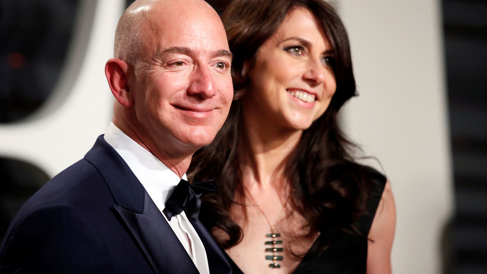 Foto: Jeff Bezos y su mujer. (Reuters)
