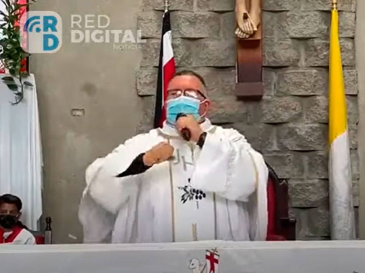 Foto: El padre Valdeverde quiere que sus feligreses utilicen la mascarilla (YouTube)