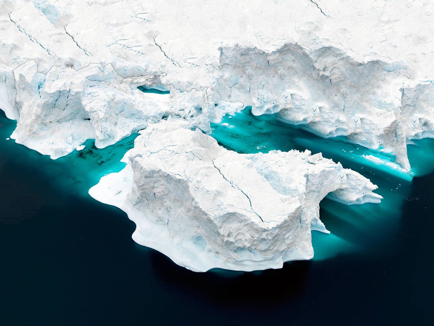 Vista aérea de icebergs en el Ártico (Fuente: iStock)