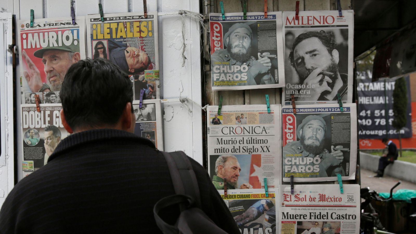 Foto: Un hombre observa las portadas de distintos periódicos en un kiosko en Ciudad de México (Reuters).